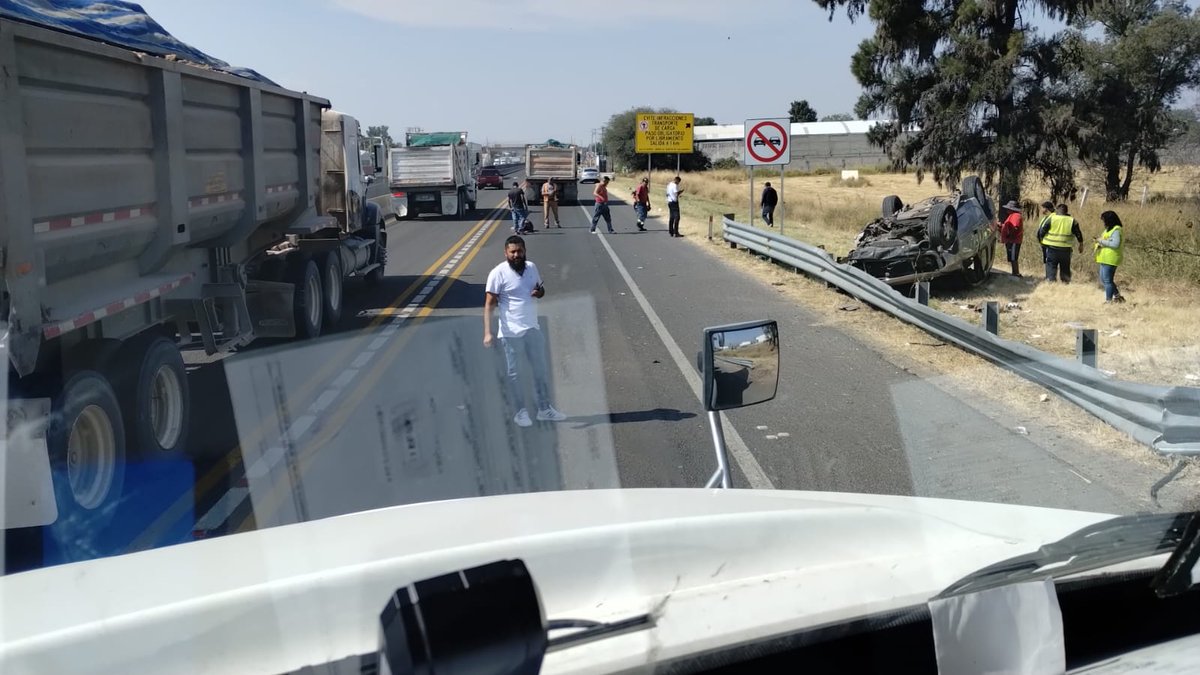 NewsSanmiguel's tweet photo. #CELAYA.- 🔴🚧En Celaya, un #auto se volcó en la #carretera cerca de #RanchoSeco. Una mujer conducía la unidad y al momento de volcarse cayó sobre la cinta asfáltica. Cuerpos de #emergencia en el lugar 🔴🚧
#ReporteVial https://t.co/msuPQvUong