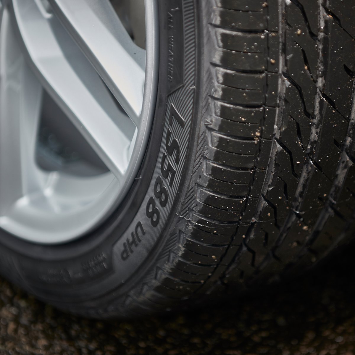 Perfectly balanced ⚖️

Our LS588 is a UHP tyre that delivers an excellent balance of performance, control, all-weather grip, and fuel efficiency.

Discover more: bit.ly/3TnaubM