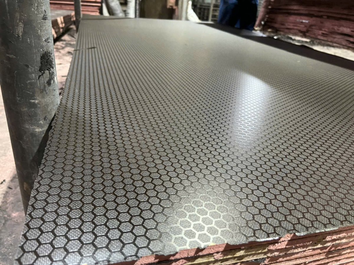 nthuy247's tweet photo. Film faced plywood 
Film wiremess plywood
Core: eucalyptus, acacia
Glue: phenolic, E1, E0 

Mặt phim sáng như gương 
Đã xuất thị trường Úc, châu Âu, M���
#plywood #filmfaceplywood https://t.co/B6yPbNKBYc