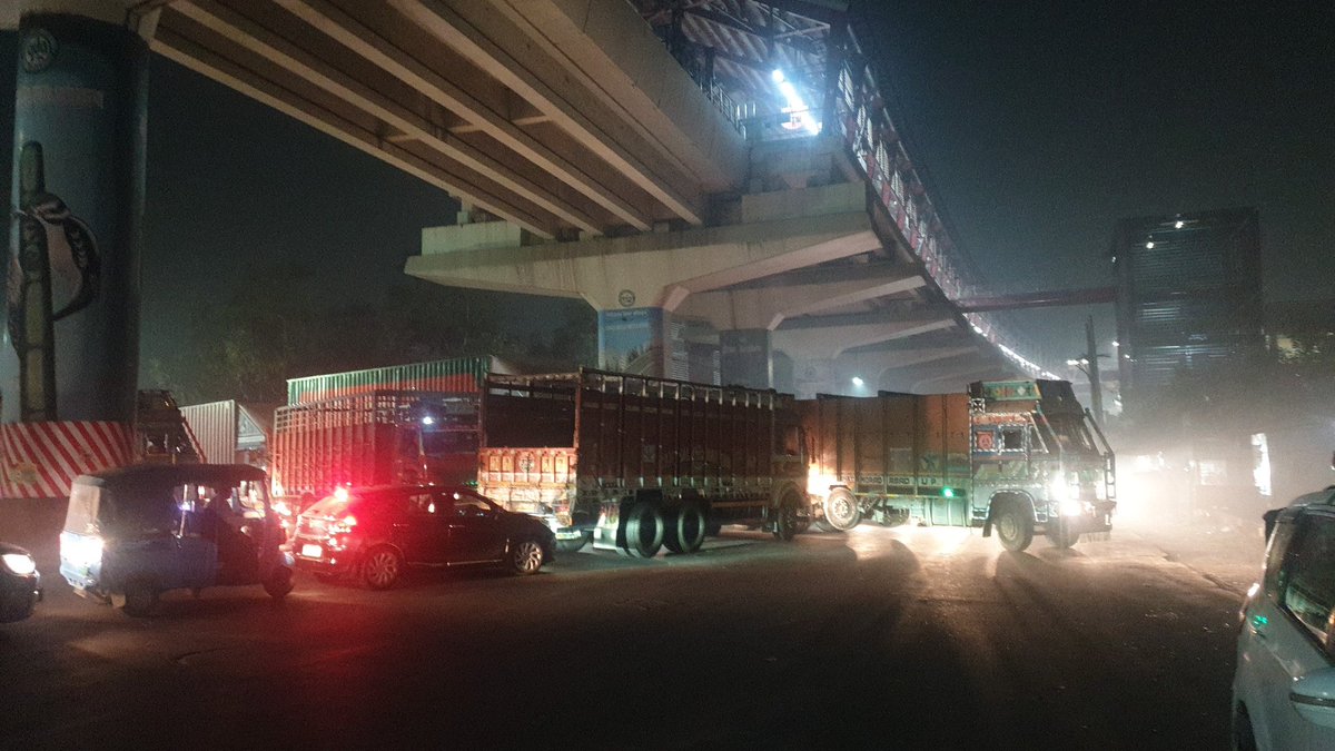 New bus stand  per  rat me  dekho wrong side truk  <a href="/Gzbtrafficpol/">Ghaziabad Traffic Police</a> <a href="/Uppolice/">UP POLICE</a> <a href="/DCPCityGZB/">DCP CITY COMMISSIONERATE GHAZIABAD</a> <a href="/ghaziabadpolice/">POLICE COMMISSIONERATE GHAZIABAD</a>  isper sangyan le  or  ek traffic police jarur rakhe