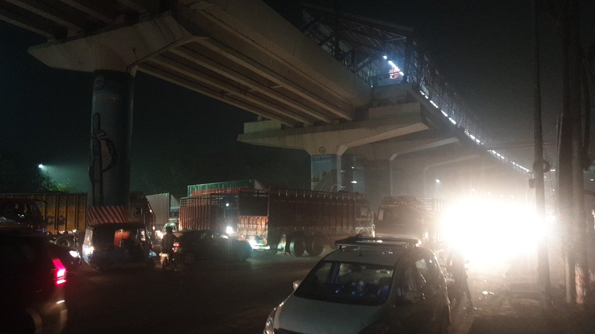 ThemanojH's tweet photo. New bus stand  per  rat me  dekho wrong side truk  @Gzbtrafficpol @Uppolice @DCPCityGZB @ghaziabadpolice  isper sangyan le  or  ek traffic police jarur rakhe https://t.co/goQeKhMXEK