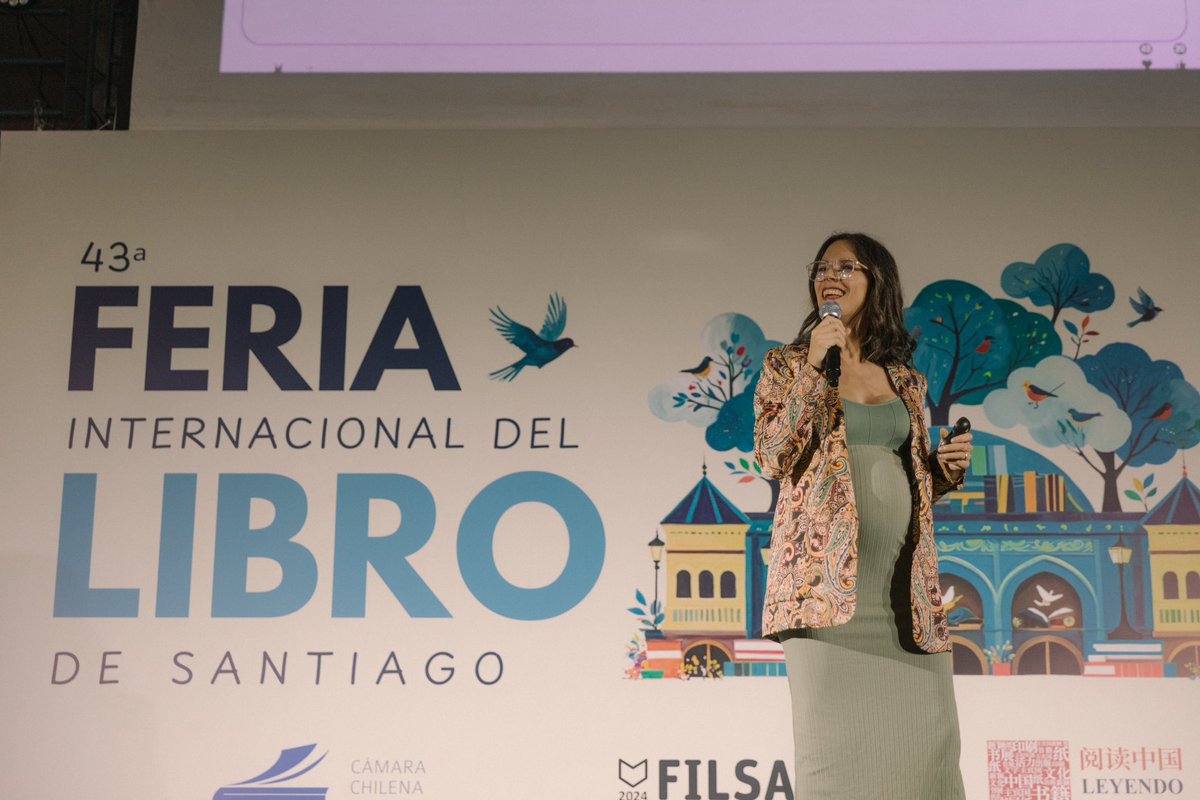 camila_vallejo's tweet photo. ¡Qué emoción! 🥹📚 Estuve exponiendo en la #FILSA2024 en la Estación Mapocho, que este año tuvo como país invitado a China 🇨🇳 👏🏻 En medio del Seminario del Mundo Bibliotecario, realicé una nueva charla magistral contra la desinformación, ante un centenar de bibliotecarios, bibliotecarias y profesionales de otras áreas en la Feria Internacional del Libro de Santiago. 

Ha sido un momento increíble, donde pudimos analizar cómo este fenómeno puede impactar procesos democráticos, cómo aprender a consumir información de manera crítica y responsable, y cómo estar preparados para enfrentarnos a la desinformación, entre muchas otras temáticas.