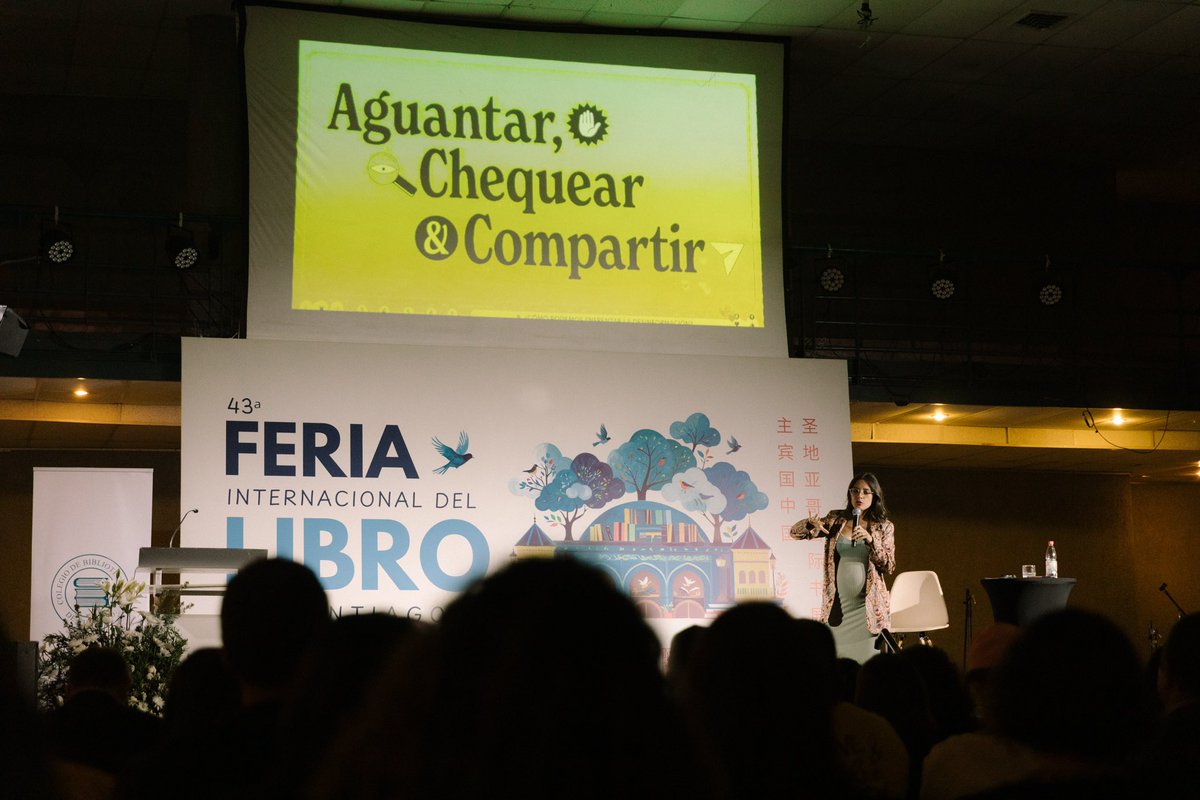 ¡Qué emoción! 🥹📚 Estuve exponiendo en la #FILSA2024 en la Estación Mapocho, que este año tuvo como país invitado a China 🇨🇳 👏🏻 En medio del Seminario del Mundo Bibliotecario, realicé una nueva charla magistral contra la desinformación, ante un centenar de bibliotecarios,