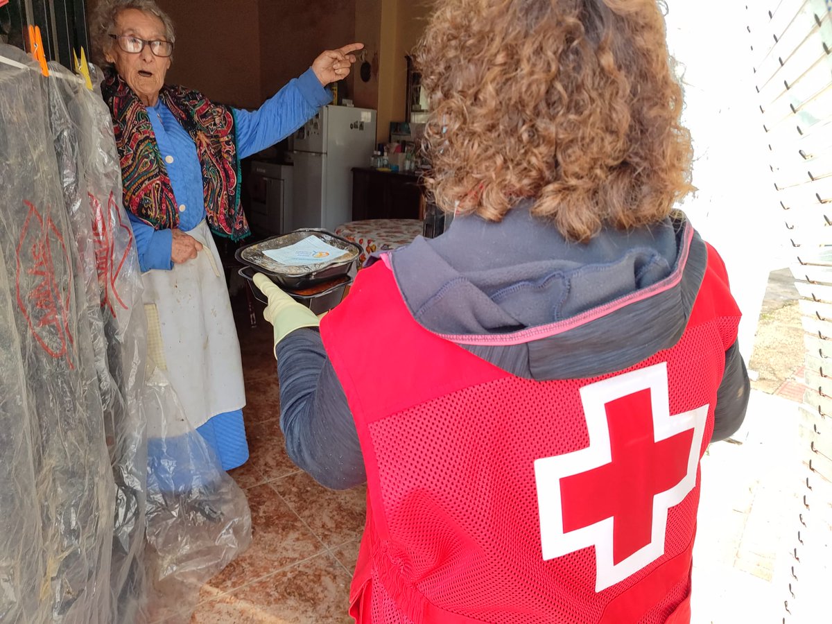 Pese a las inclemencias meteorológicas, hoy seguimos apoyando a las personas afectadas por la #DANA con actividades esenciales. Hoy en #Algemesí:
✅Hemos entregado comida caliente en el domicilio de 105 personas mayores.
✅Trabajamos en 2 puntos de distribución de ayudas básicas.