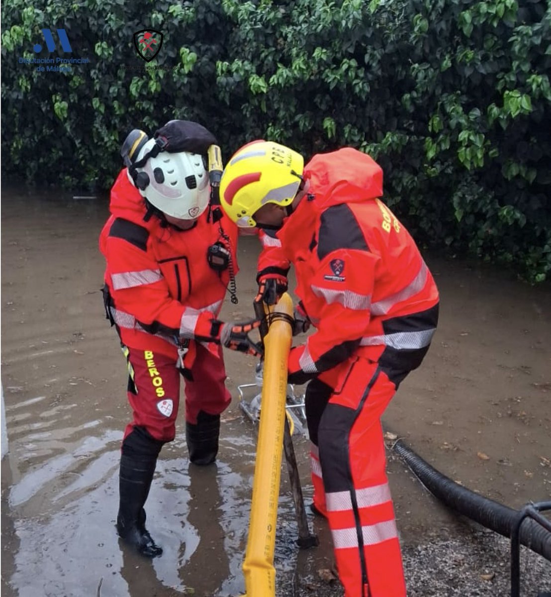 cpbmalaga's tweet photo. Nuestra dotación de #Nerja interviene para achicar agua en garajes subterráneos comunitarios inundados, de Calle La Noria y Calle La Charca, en #TorroxCosta
#CPBMálaga @diputacionMLG https://t.co/te70BUNCWh