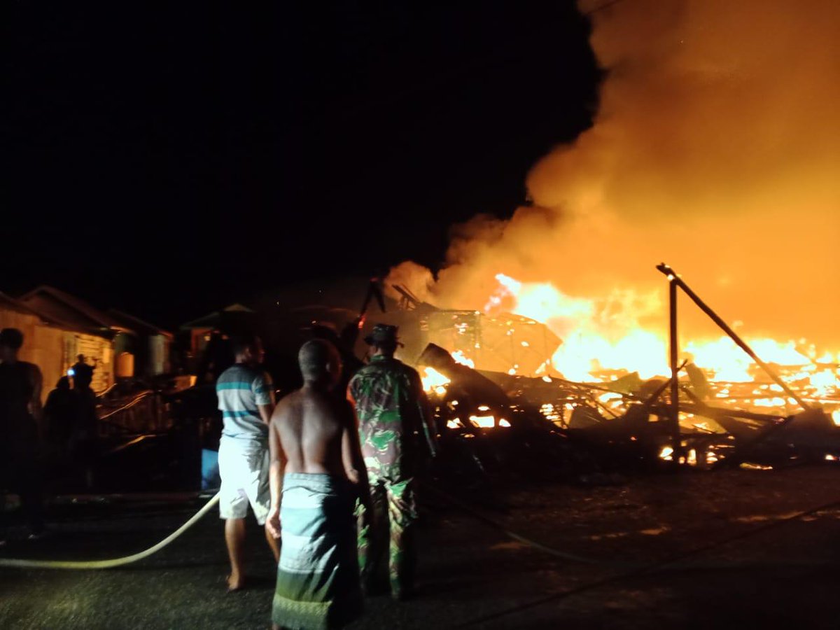 Trd0902's tweet photo. Pendim0902BERAU - Babinsa Koramil 03/P. Derawan di pimpin Serma Arman Dwi Putra, kembali menunjukkan dedikasi dan kepeduliannya dengan sigap memadamkan kebakaran yang terjadi di rumah warga, bertempat di Kp. Tanjung Batu Kec. Pulau Derawan Kab. Berau. Selasa (12/11/2024) malam. https://t.co/pW0SXQh1f6