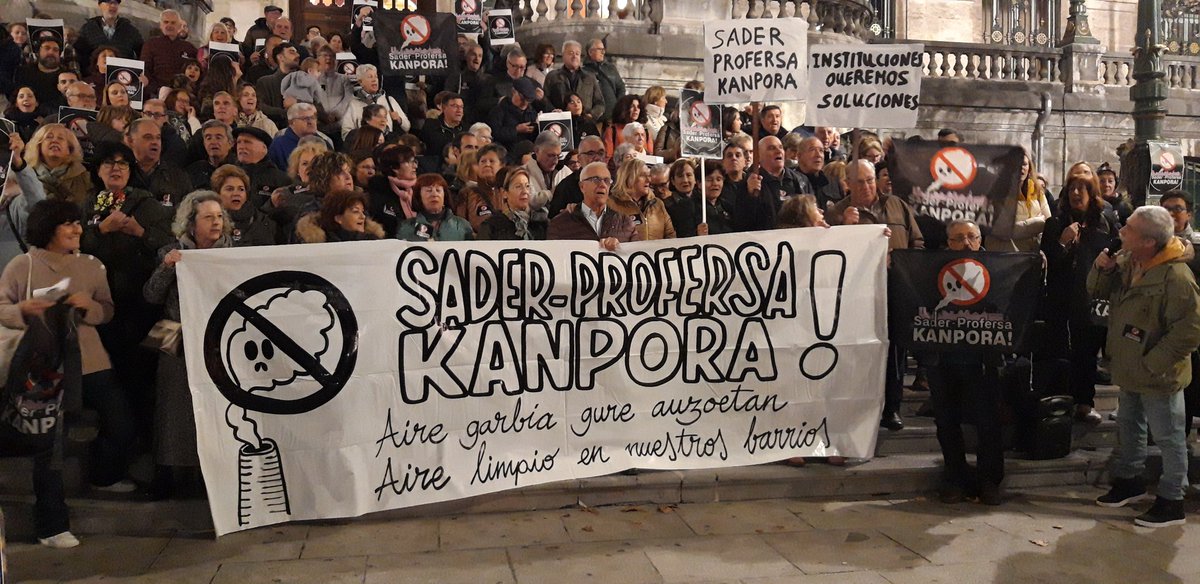 goikodeustu's tweet photo. "Instituciones queremos soluciones", "aire limpio en nuestros barrios", "Sader-Profersa kanpora" corean vecin@s en la escalinata del Ayuntamiento de Bilbo, que se sienten "engañados" por las promesas institucionales. https://t.co/n3ZuztzkK2