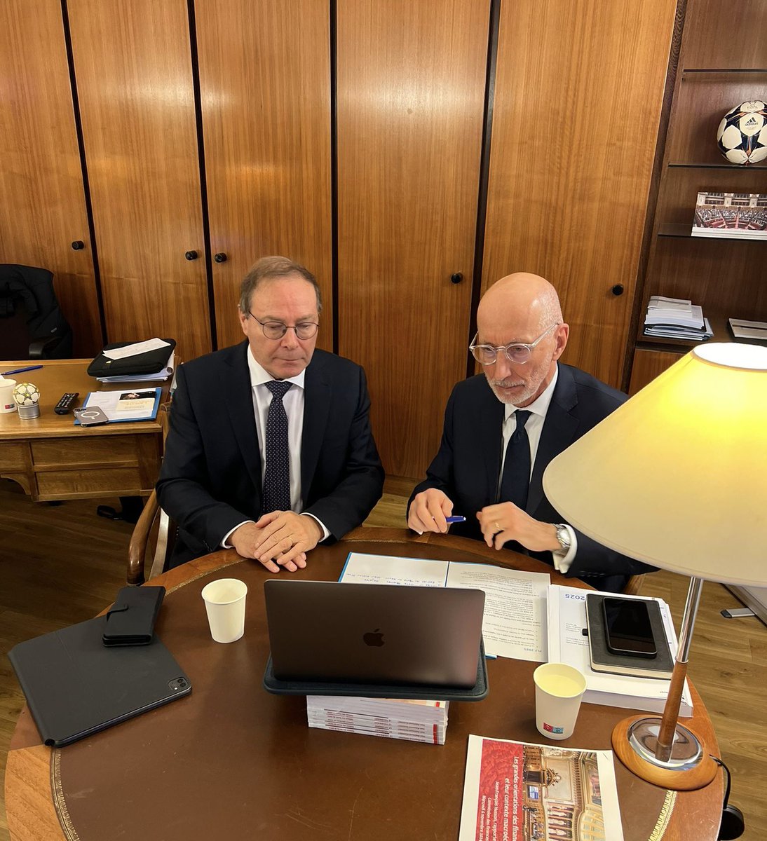 Au <a href="/Senat/">Sénat</a> avec mon collègue et ami <a href="/V_Delahaye/">Vincent Delahaye</a>, en visioconférence avec les Maires des communes ayant un niveau de dépenses réelles de fonctionnement supérieur à 40 Millions d’€. 
Cet échange nous a permis de saisir et de prendre en compte leur mécontentement extrême.