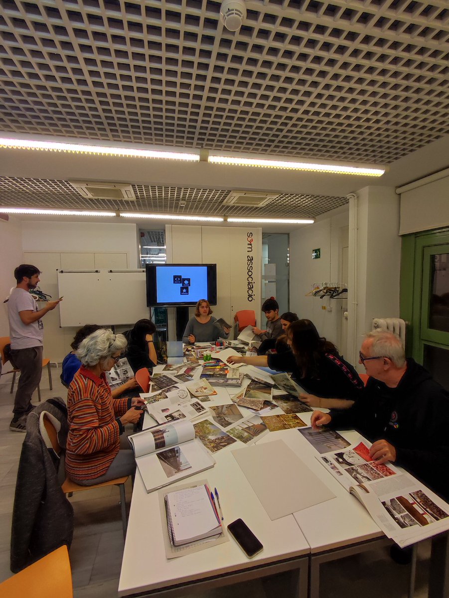 ecapdevilat's tweet image. Estem haquejant renders al taller de Gentrificació com a realitat hegemònica, del col·lectiu @Memoria_Lluita , a @Casaorlandai, Dina del Cicle Reocupem les nostres cases, impulsat per l'eix d'habitatge de @LaDreceraSv. Hem de reaprendre com col·lectivitzar el sol i organitzar-nos
