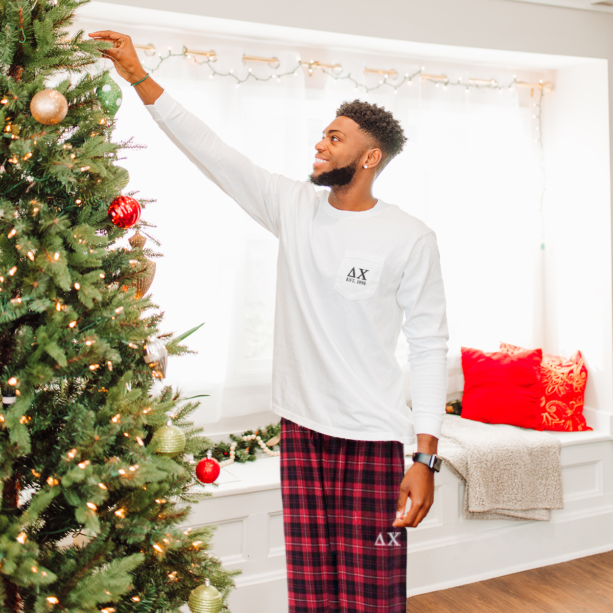 DeltaChiStore's tweet image. Looking for the best gear to start putting up the Christmas decorations? Check out our cozy flannel pants including colors exclusive to Delta Chi!! 🎅