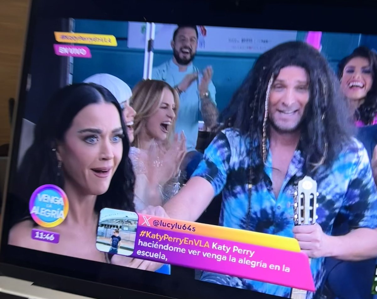 oswaldomujica's tweet photo. Subieron a un pesero a Katy Perry en Venga la Alegría. 
¿Por qué sus managers no hacen algo? 
¿Cuánto cobró? Omg omg 
¿Quién tuvo esta idea? https://t.co/F3zUSZBErK