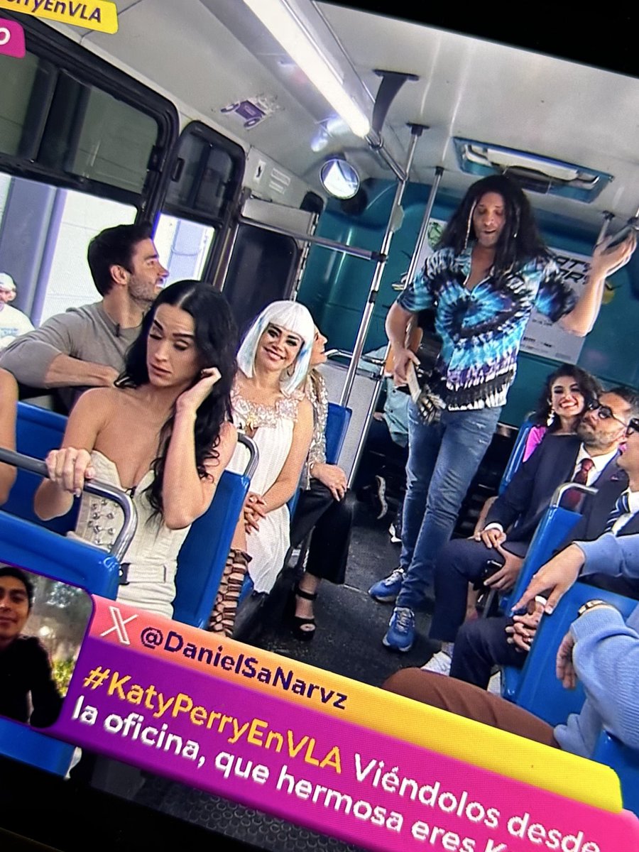 oswaldomujica's tweet photo. Subieron a un pesero a Katy Perry en Venga la Alegría. 
¿Por qué sus managers no hacen algo? 
¿Cuánto cobró? Omg omg 
¿Quién tuvo esta idea? https://t.co/F3zUSZBErK