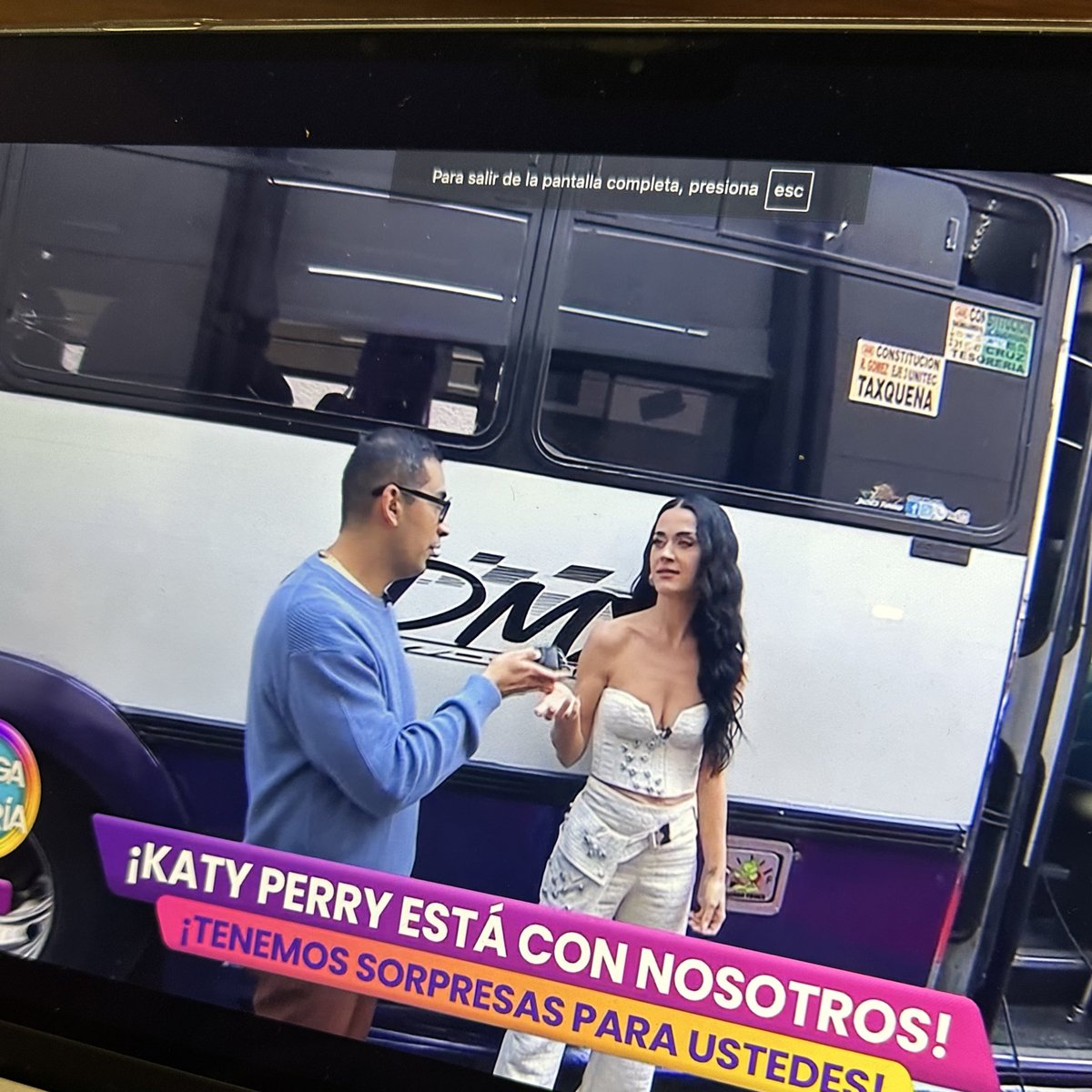 oswaldomujica's tweet photo. Subieron a un pesero a Katy Perry en Venga la Alegría. 
¿Por qué sus managers no hacen algo? 
¿Cuánto cobró? Omg omg 
¿Quién tuvo esta idea? https://t.co/F3zUSZBErK