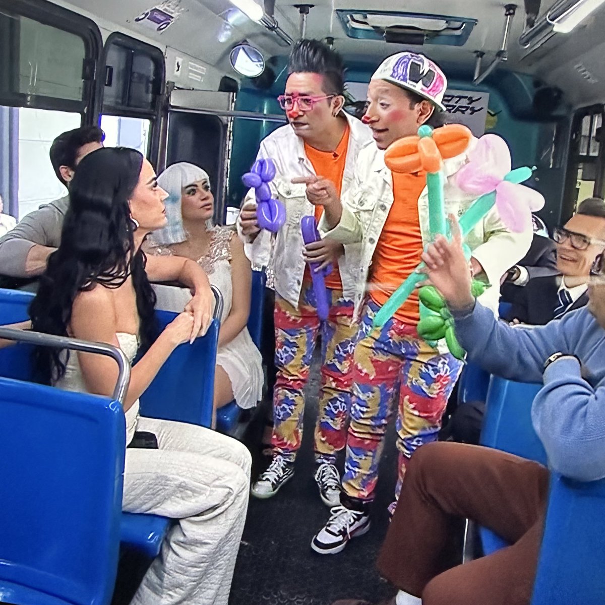 oswaldomujica's tweet photo. Subieron a un pesero a Katy Perry en Venga la Alegría. 
¿Por qué sus managers no hacen algo? 
¿Cuánto cobró? Omg omg 
¿Quién tuvo esta idea? https://t.co/F3zUSZBErK