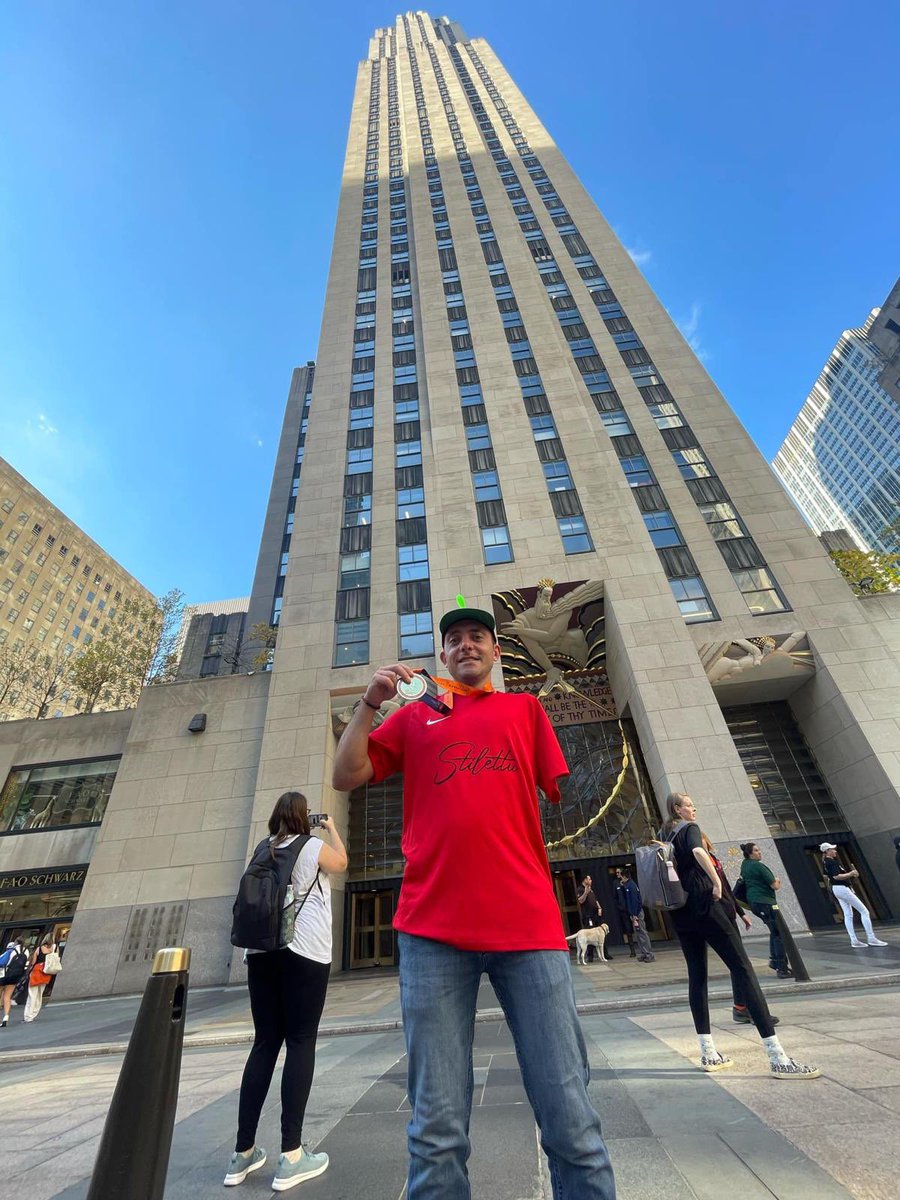 Bastien Carracioli était cette semaine à New York pour représenter la Corse et notre collège en courant le célèbre marathon de la ville. Il a tenu à afficher fièrement le maillot du Stilettu dont il est l’ambassadeur! Nous le remercions🙏 
<a href="/accorse/">Académie de Corse</a> <a href="/MalvinaLeca/">LECA Malvina</a> <a href="/OttavianiJulien/">Julien Ottaviani</a>