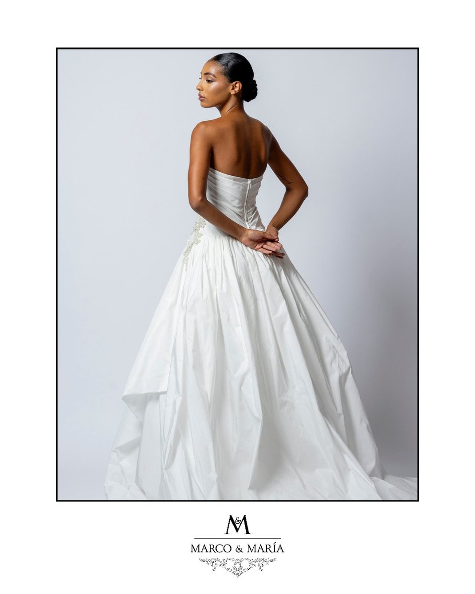 BORA BORA

Strapless sweetheart neckline taffeta ball gown with beaded embroidered pleated bodice. 

Vestido con escote corazón en tafetán con cuerpo plisado y bordado en pedrería.

#marcoymaria #coleccion2025 #2025collection #losparaisosperdidos #tenerifemoda