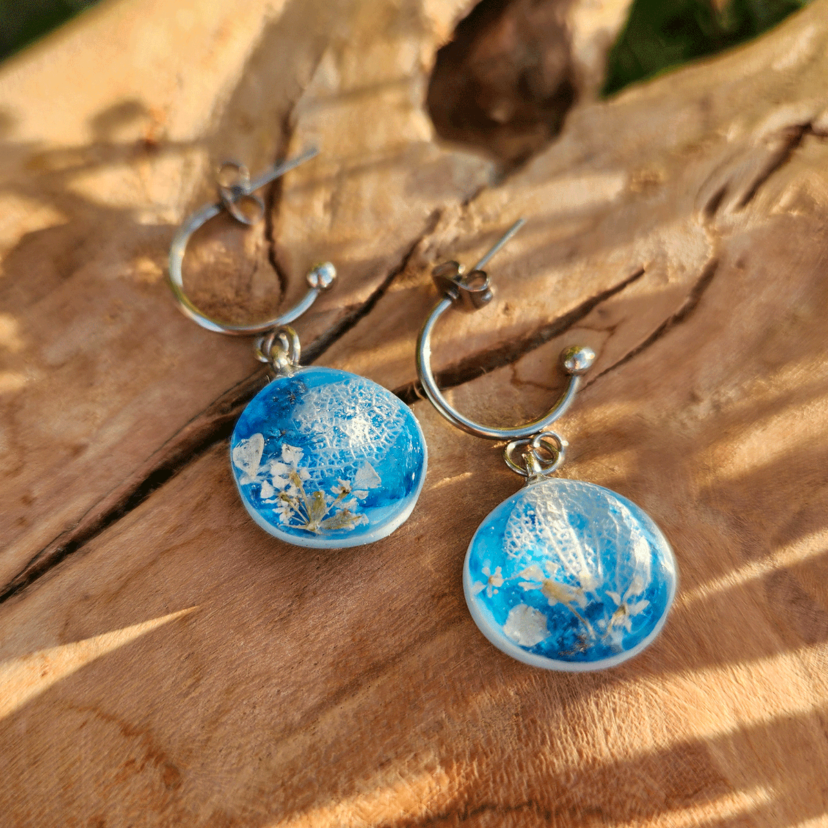 J'avais fait ces boucles il y a déjà quelques semaines, mais je les avais oubliées dans mon tiroir ! Les voici donc dans ma boutique 🪻

 ‼️Attention elles sont uniques, et il n'y en aura pas d'autres