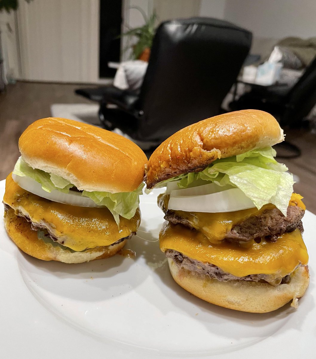 Do onions belong on cheeseburgers? 🍔