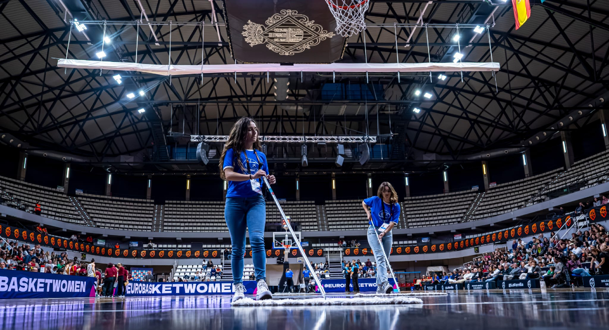 VoluntariosFEB's tweet photo. ¡Muchas gracias a todos los voluntarios que ayudaron en el partido del domingo! 👏🏻🏀💪🏻🧡🚀

🇪🇸 vs 🇭🇷

#voluntariosfebcaixabank
#10añosvoluntariosfebcaixabank https://t.co/b0OXPfnX4X