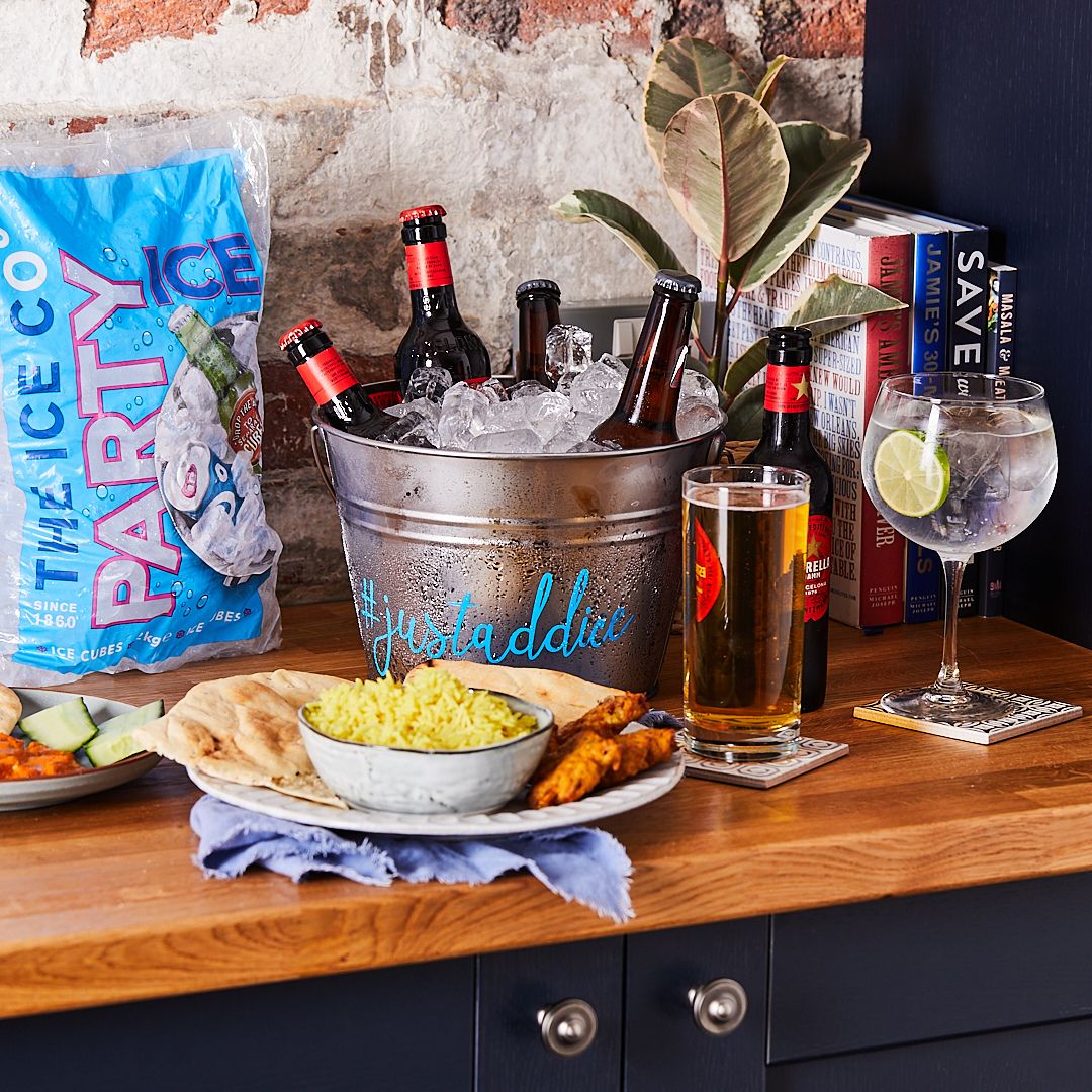 TheIceCo's tweet photo. Nothing like a midweek takeaway to get you through hump day, made even better with a few beers on ice!ππ
#takeaway #theiceco #partyice #beer #curry #nightin https://t.co/0B28yh9ZIC
