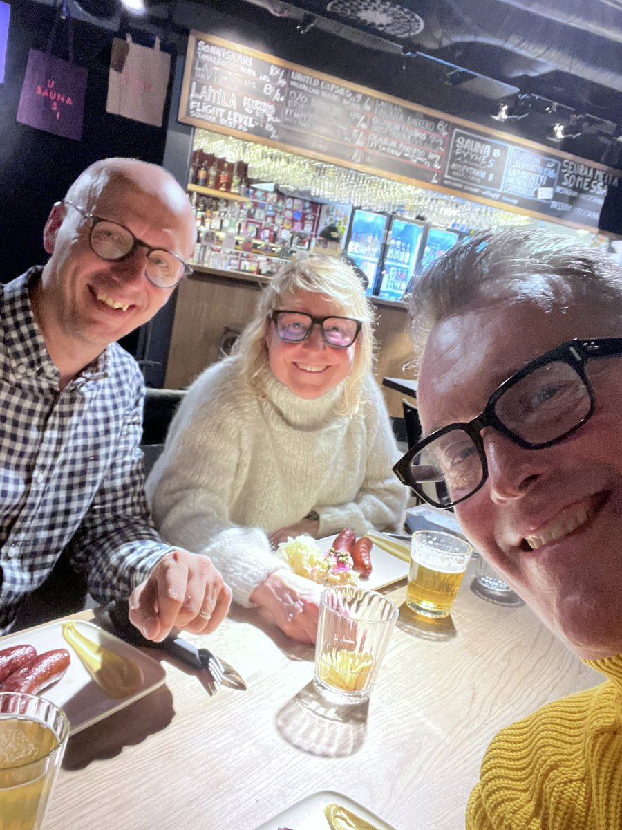 JyriJuusti's tweet photo. Varman Viisaat Uuden Saunan löylyissä. #sauna #makkara #sinappi https://t.co/WzzoF9fP1r