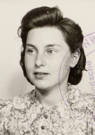 13 November 1923 | A Dutch Jewish woman, Charlotte Content, was born in Amsterdam.

In September 1942 she was deported to #Auschwitz. She did not survive.