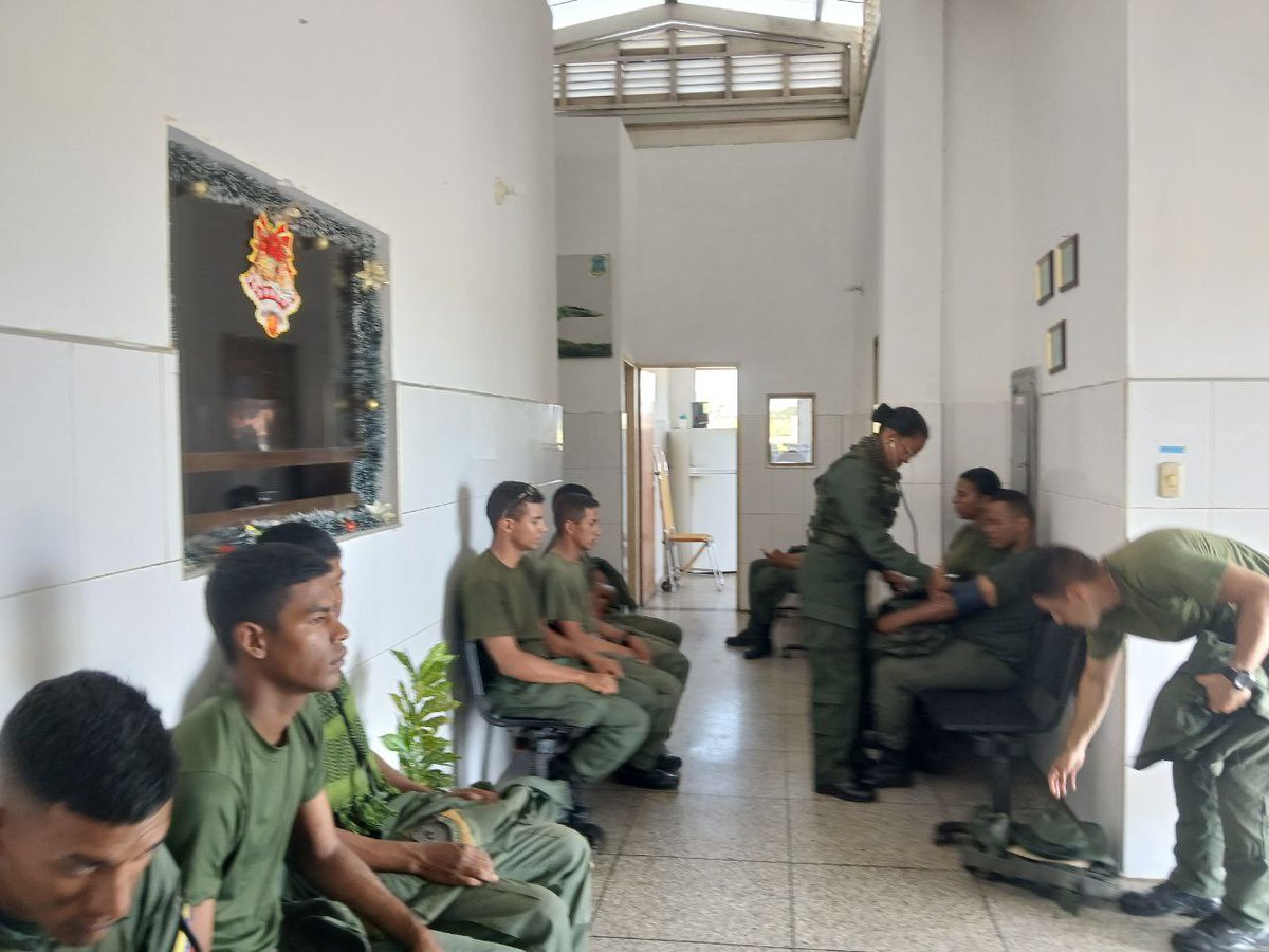 #13Nov//Desde la @BAEMARIRIOS el #CAFMA participa activamente en la URRA "VUELVAN CARAS", dónde la Cnel. Jessika Fernández y la May. Angelica Sequera (enfermeras), llevaron a cabo el día de hoy, revista profiláctica a trece (13) combatientes, entre profesionales y tropa alistada.