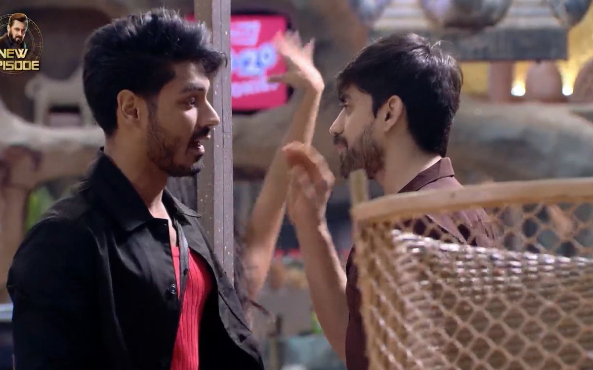 BollySpy's tweet photo. #BiggBoss18 Promo | #DigvijayRathee vs #AvinashMishra Big Physical Fight

Aap Hai Kise Sath?
RT🔄 --> Digvijay
LIKE♥️ --> Avinash https://t.co/Mfza0AgPjA