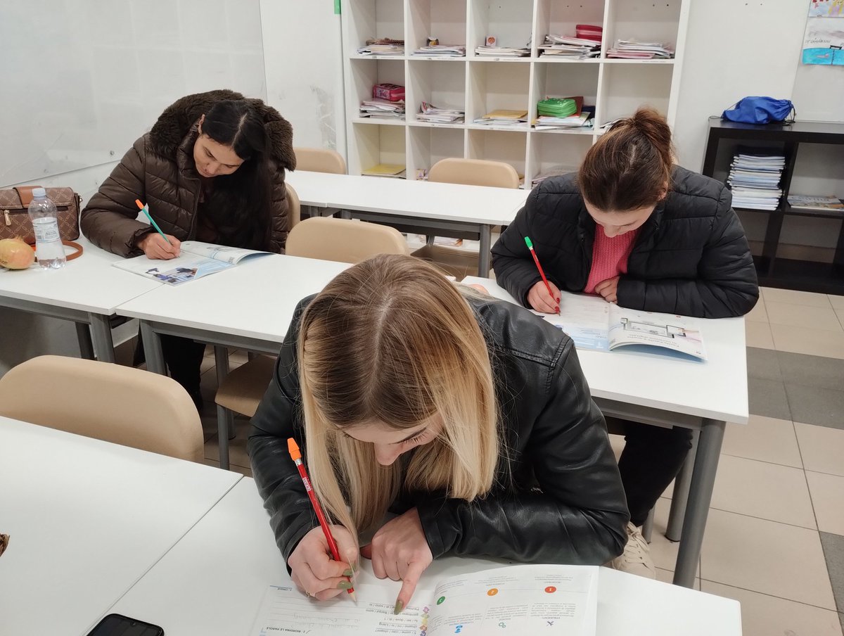 lamonicamaggi's tweet photo. Eccole, di un'infinita tenerezza e immenso coraggio.
Albania, Ucraina e Marocco.
Tutte sposate con figli e tornano a scuola per imparare l'italiano.
#lemammeascuola https://t.co/00n9gIbdPd