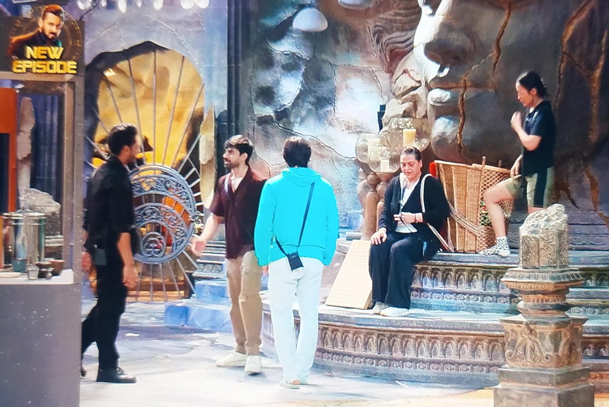 Anubhav_Memerz's tweet photo. Avinash is the one who started poking #DigvijayRathee, Avinash body touched first .. Avinash started abusing &amp; pushing first...

And in between dragged #KaranveerMehra who shut him up..

But @ColorsTV @BiggBoss ke according he is giving content🙏
#BiggBoss18 #BB18 #ChahatPandey https://t.co/mQ3YpZkt9X