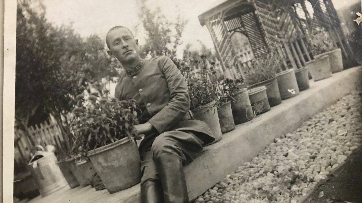 Sevgili DOSTLAR;
Köy enstitüsü çalışmalarımda; "Makinenin Ciğerini İlk Bakışta Okuyan Usta" başlığıyla verdiğim Hasan KAYGINOK'un  (Rus Hasan) Sivas'ta çekilmiş, kamuoyunda ilk defa yayınlanan fotoğrafı. 
Bilgilerinize sunarım. Esen kalın.
(Kaynak: Leman Bayraktar arşivi)