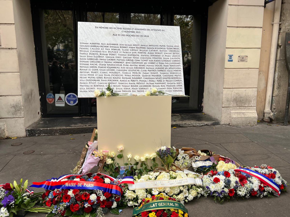 Al Bataclan per ricordare insieme e rendere un deferente omaggio alle vittime dei brutali attacchi terroristici che colpirono Parigi il #13novembre2015, tra le quali anche Valeria Solesin. 
La nostra forte vicinanza alle famiglie e ai sopravvissuti di quella tragica giornata