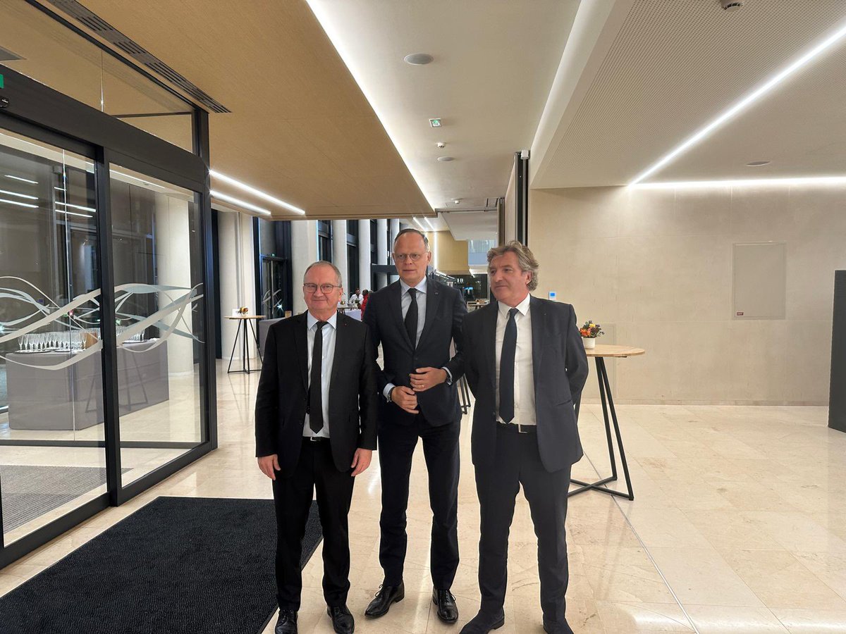 SMABTP's tweet photo. Un honneur d’accueillir Édouard Philippe pour la rencontre nationale des Comités Consultatifs Régionaux. Il partage son regard sur l'importance des territoires à travers son livre "Des lieux qui disent" : une réflexion en totale résonance avec le monde du BTP. https://t.co/H1vjmnl1Yi