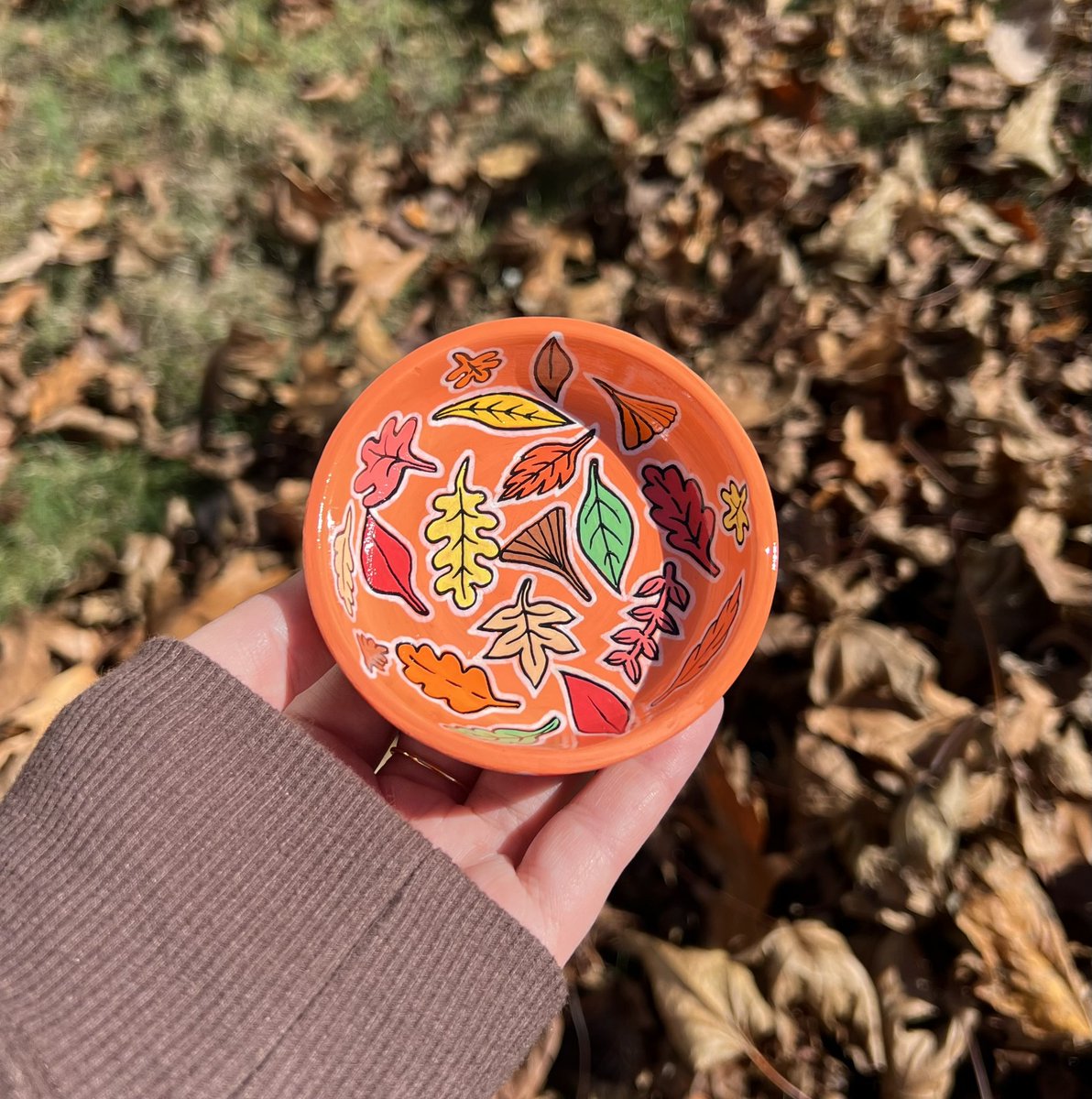 hand painted trinket/candle dishes are available for purchase in my shop! ✨

they make the perfect  (affordable) cute holiday gift! 🎁💝