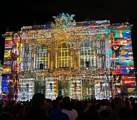 Le Cœur de Ville en Lumières revient du 14 au 16 novembre 2024 pour illuminer la ville et annoncer les fêtes de fin d’année ! 🎉 

Découvrez les lieux de projection 👉 montpellier.fr/4210-coeur-de-…

Prêt à vous en mettre plein les yeux ? 🤩

#Montpellier #Magique