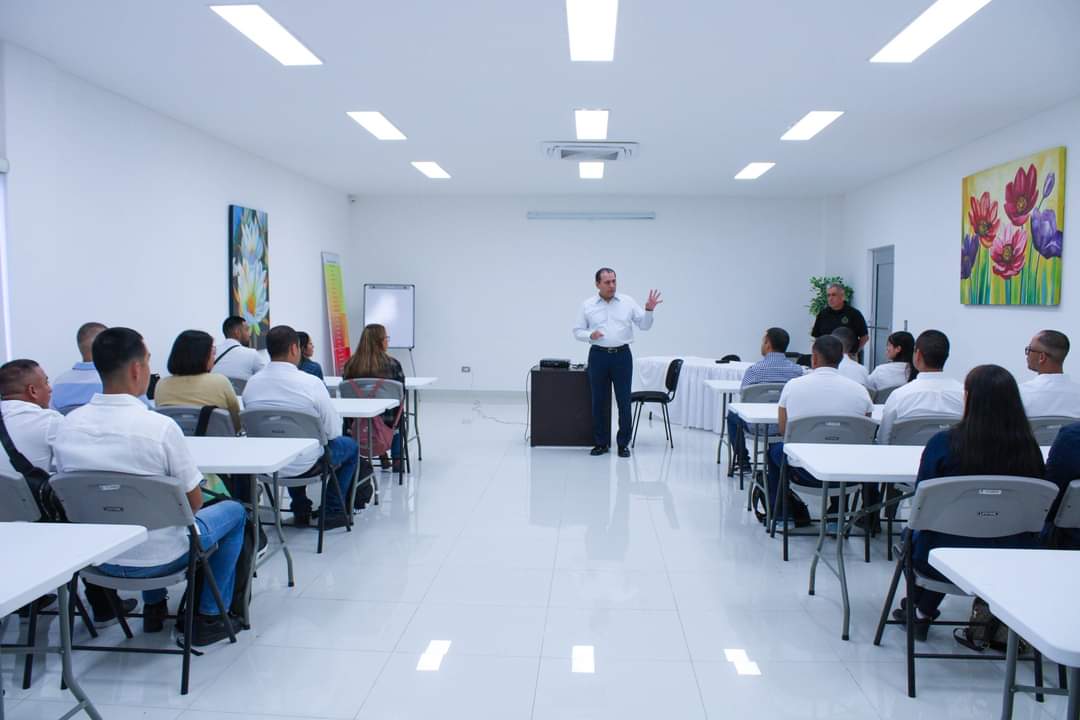 Previo a su graduación, me reuní con los futuros agentes de investigación de la <a href="/PGJEBCS/">Procuraduría BCS</a>

Estoy seguro que su incorporación, será un gran apoyo a los trabajos que desarrolla la Procuraduría en beneficio de la sociedad sudcaliforniana.