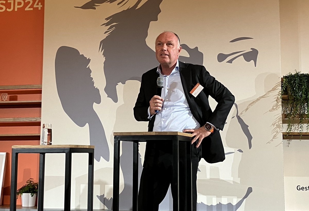 CEO Nick Jue beim #HSJP24: „Kritisch-konstruktiver Journalismus ist ein unverzichtbares Element und immens wichtig für eine gesunde, demokratische Gesellschaft. Es reicht nicht, nur Missstände aufzuzeigen – es geht darum, Lösungen zu diskutieren und positive Impulse zu setzen.“