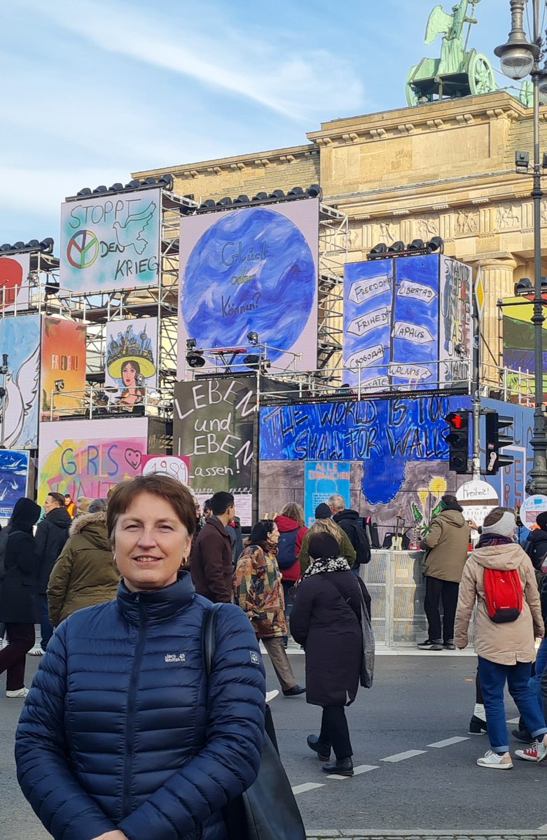 AStanescuRO's tweet image. Ein gutes Gefühl, dabei zu sein!  - hier entlang des ehemaligen Mauerstreifens🧱
Vor 35 Jahren November mussten die Medien in #Romania 🇷🇴 über den #Mauerfall in 🇩🇪schweigen und wir noch bis Dezember unsere erkämpfte Freiheit zu gelingen.