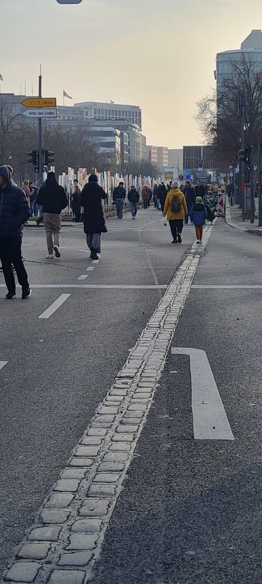 AStanescuRO's tweet image. Ein gutes Gefühl, dabei zu sein!  - hier entlang des ehemaligen Mauerstreifens🧱
Vor 35 Jahren November mussten die Medien in #Romania 🇷🇴 über den #Mauerfall in 🇩🇪schweigen und wir noch bis Dezember unsere erkämpfte Freiheit zu gelingen.