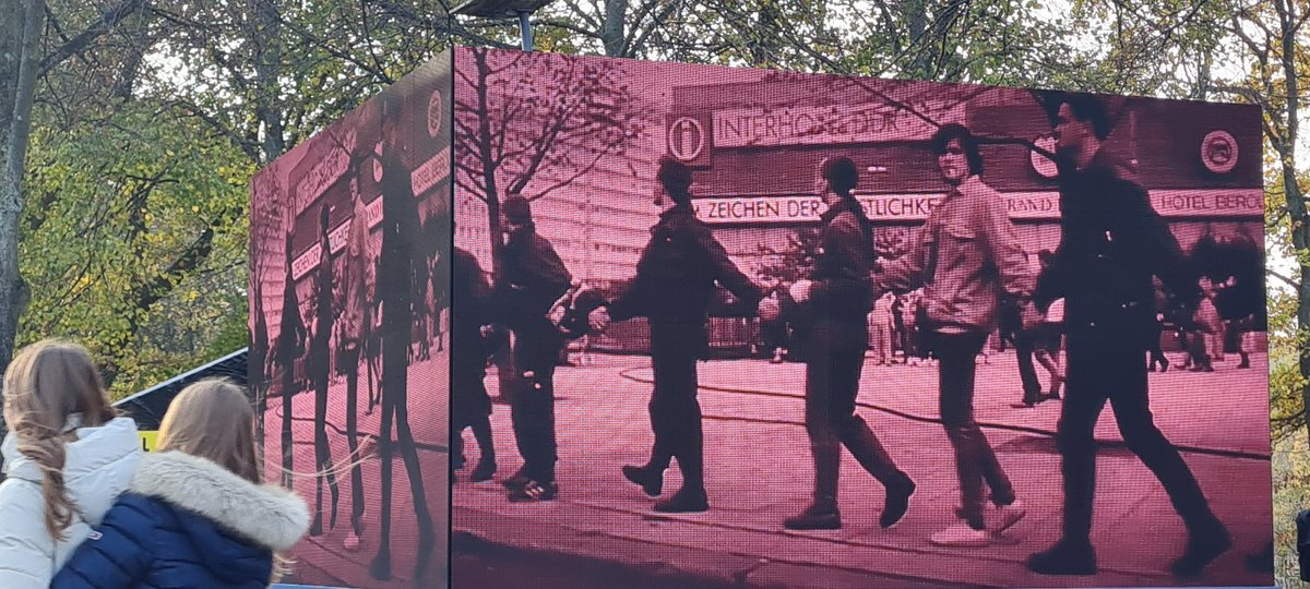 AStanescuRO's tweet image. Ein gutes Gefühl, dabei zu sein!  - hier entlang des ehemaligen Mauerstreifens🧱
Vor 35 Jahren November mussten die Medien in #Romania 🇷🇴 über den #Mauerfall in 🇩🇪schweigen und wir noch bis Dezember unsere erkämpfte Freiheit zu gelingen.