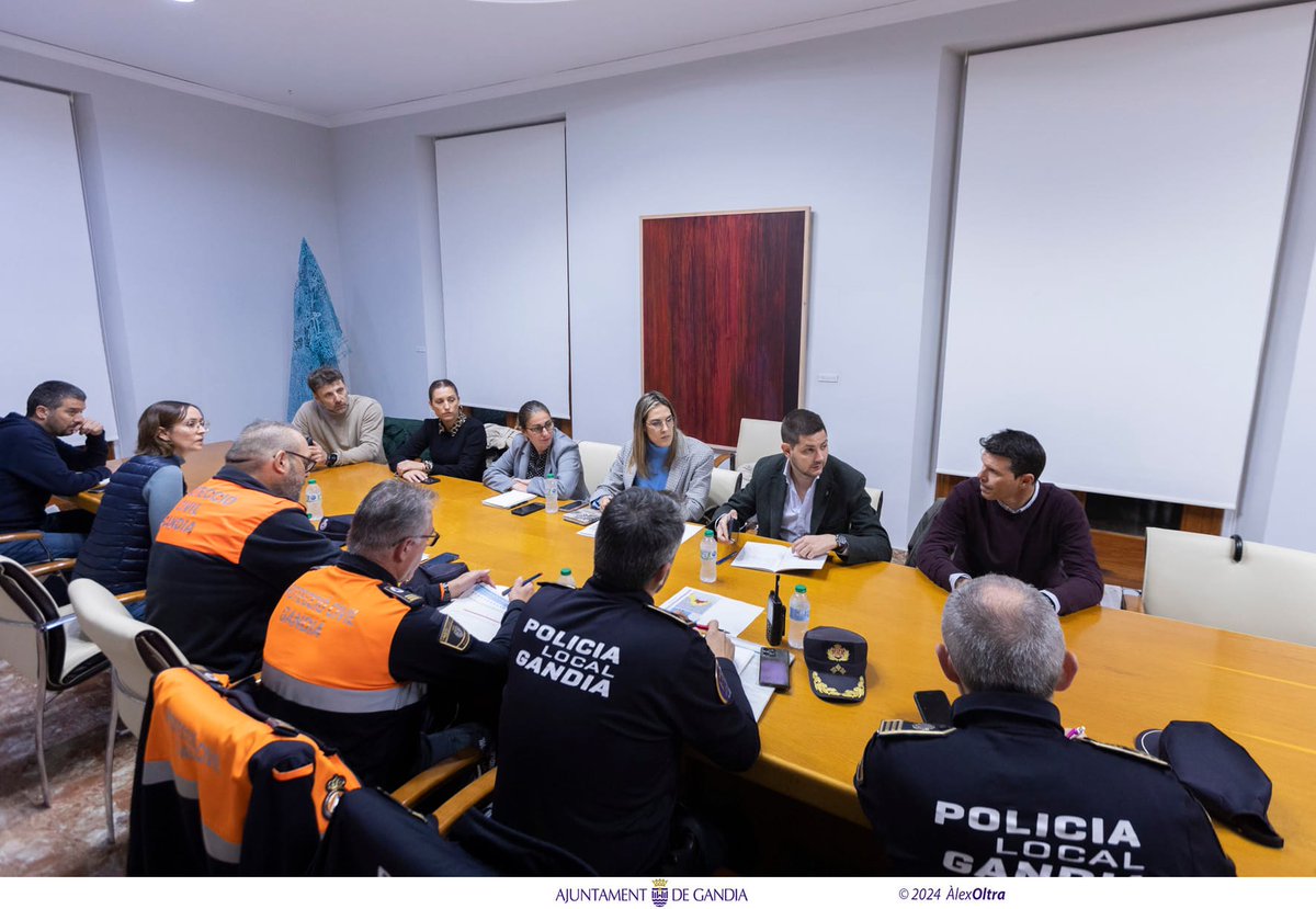 aj_gandia's tweet image. AVÍS⚠️ Es manté la SUSPENSIÓ de les CLASSES als centres educatius de #Gandia demà DIJOUS❗️
✖️Fins a nou avís, també romandran tancades les instal·lacions esportives, el cementeri municipal i els centres de convivència per a la gent gran. (1 de 2)