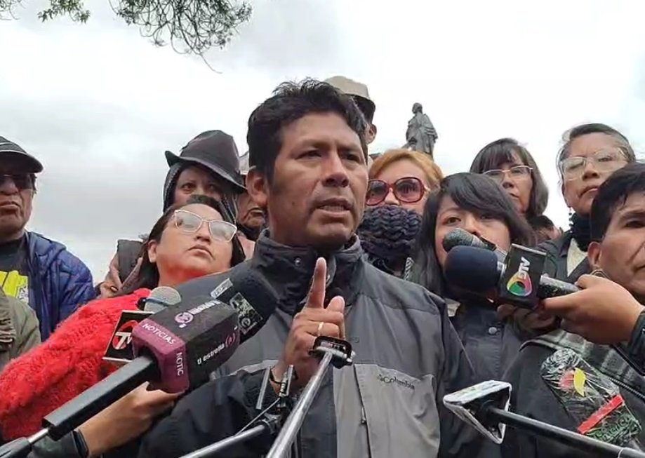 #ALERTA Sin mostrar ninguna orden de aprehensión, TRES ENCAPUCHADOS SECUESTRAN al hermano Humberto Claros, dirigente de la Confederación Sindical Única de Trabajadores Campesinos de Bolivia (CSUTCB)  y a la diputada Gladys Quispe a un vehículo sin placas. #Urgente #Bolivia