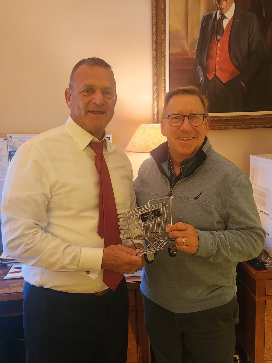 A big thank you to the Wisconsin Grocers Association for giving me the 2023-24 Friend of Grocers award!

On top of supplying our food, Wisconsin grocers add over 30,000 jobs to our economy. I'm honored to receive this recognition.
