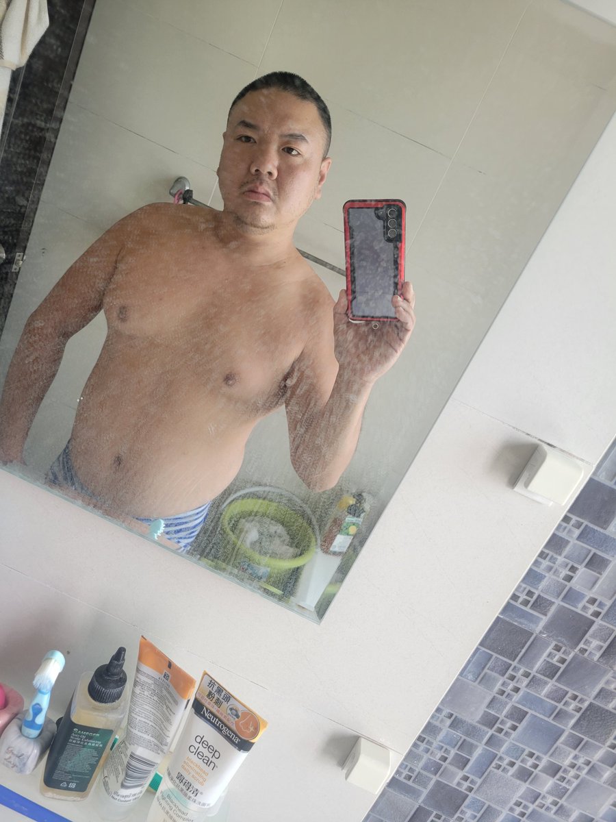 Jimmy61435938's tweet photo. 鏡子好髒 https://t.co/aK8gmtcR4Y