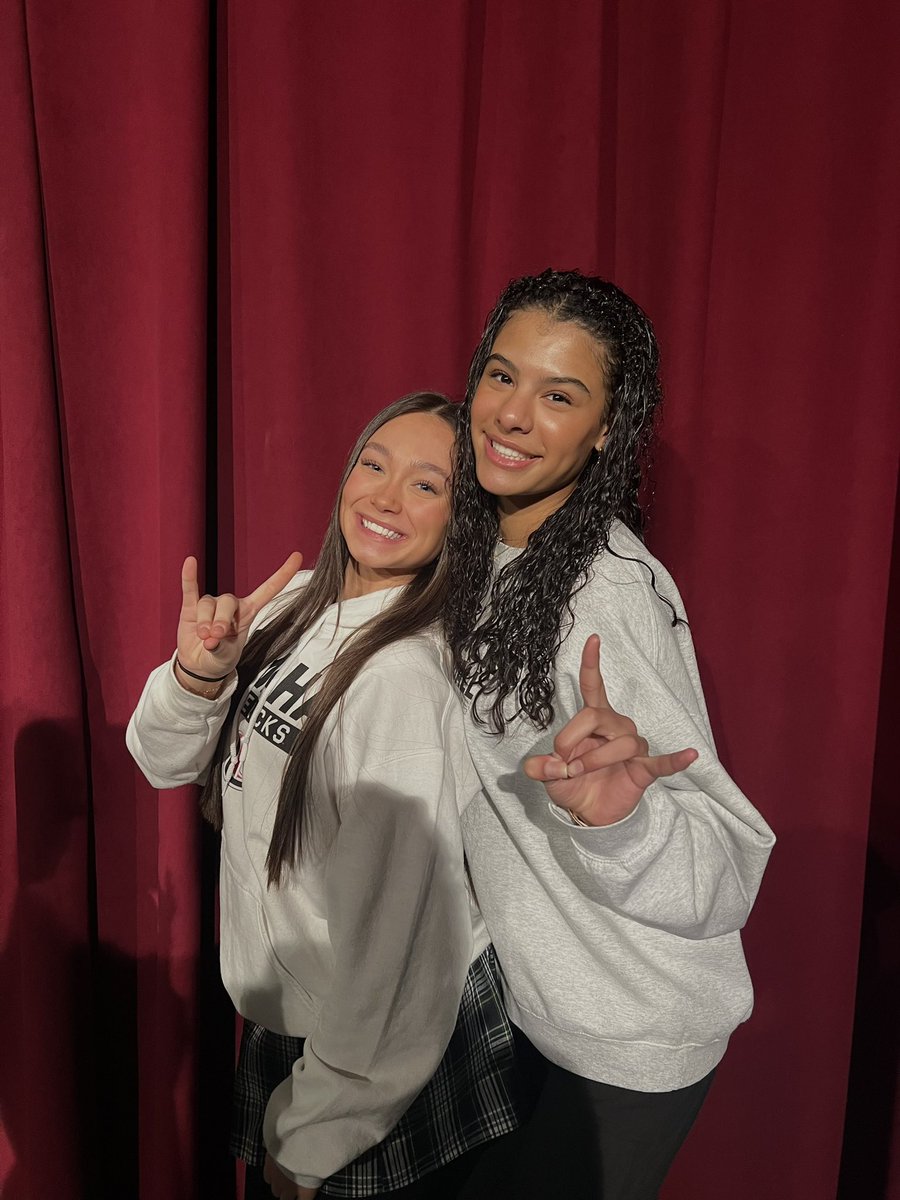 faithvenable_'s tweet photo. happy signing day!! so excited for the next 4 years with @OmahaVB 🤘🏽 https://t.co/Z0OVI8GmGy