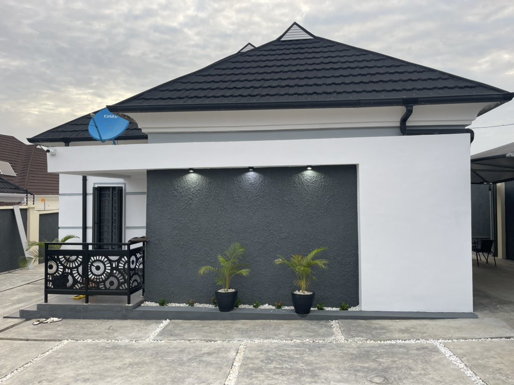 Ayodejiroo9's tweet photo. I accepted @_tohfunmi’s challenge to make a list here daily for the next 1 week.
I will only say it’s plenty.

One of our 4 bedroom bungalow exterior and interior finishings.

#ProjectOloguneru
#paintings 
#interiordesigner https://t.co/JRc0AoAz6U