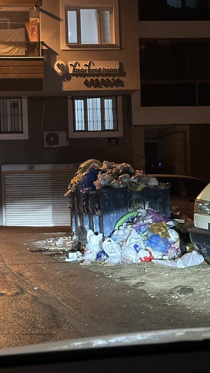 AnlEngzel's tweet photo. Bu görsel hakkında düşüncenizi bekliyorum @BucaBld @izmirhim @izmirbld Bana göre rezillik https://t.co/BfjQ6KGjzr