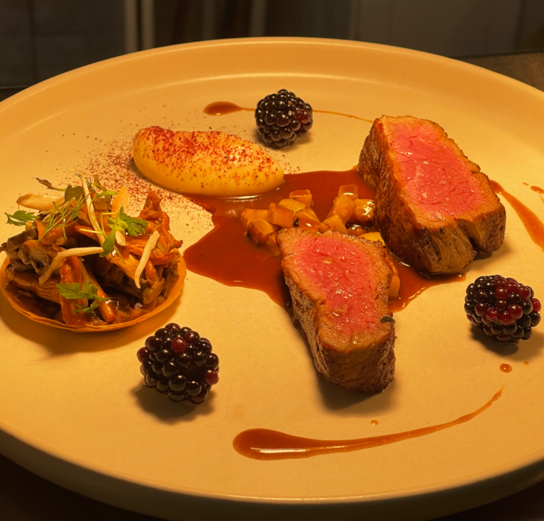A huge well done to Lance Andrew Lumanlan, ATU Culinary Arts student, who was presented with the overall Irish Food Writing Award for his winning dishes served up at the live cook serve final, held last week in Dublin. 👨‍🍳👏
Read more ➡️ loom.ly/pUEwsBU
#ATU