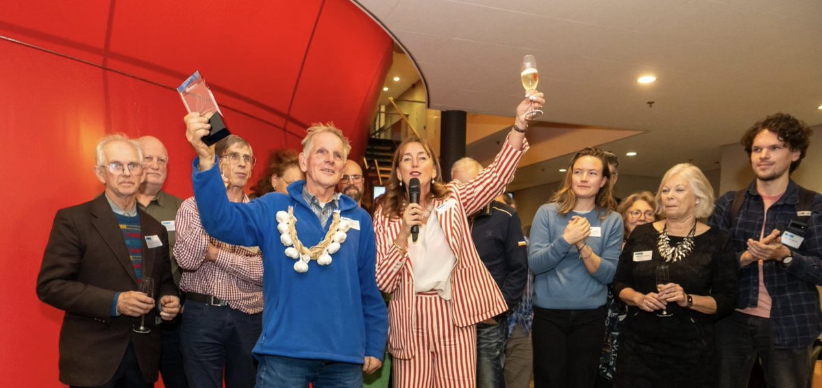 SHAREHLMRMEER's tweet photo. De winnaar SHARE Award 2024 is @SMeergroen! Uitblinker in duurzame innovatie &amp; pionieren @haarlemmermeer De visie: ecologisch evenwicht plezier+samen een groene wereld creëren. De kracht = samenwerken en burgerkracht. Voor Franke v/d Laan is dit het begin: https://t.co/feZKmWdBPP https://t.co/vxUhlXBwuk