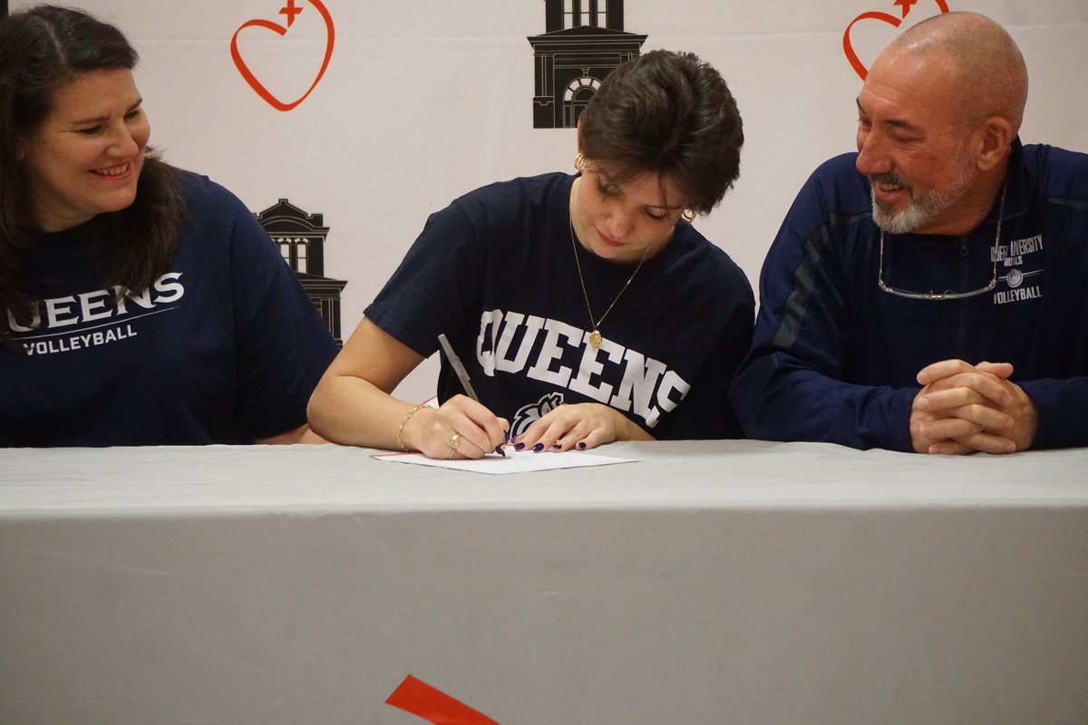 ELayson13's tweet image. Thank you to all the people that came to support me today! Thank you to all the amazing coaches that made this day possible, especially Tony, thank you for coaching me to be the player I am today! #finallyofficial